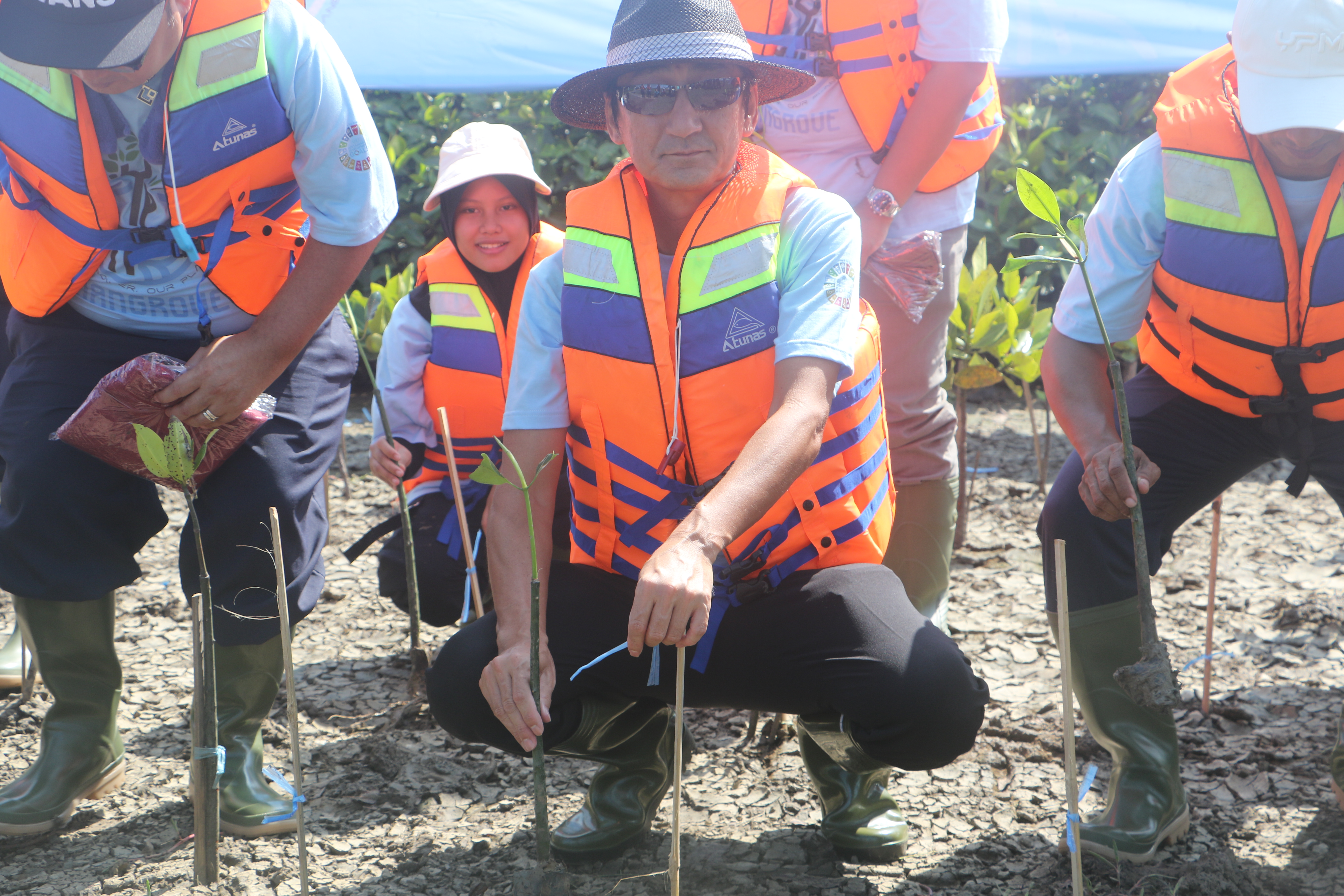 Dari YPMI untuk Bumi: Penanaman Mangrove sebagai Komitmen Lingkungan Berkelanjutan - 3